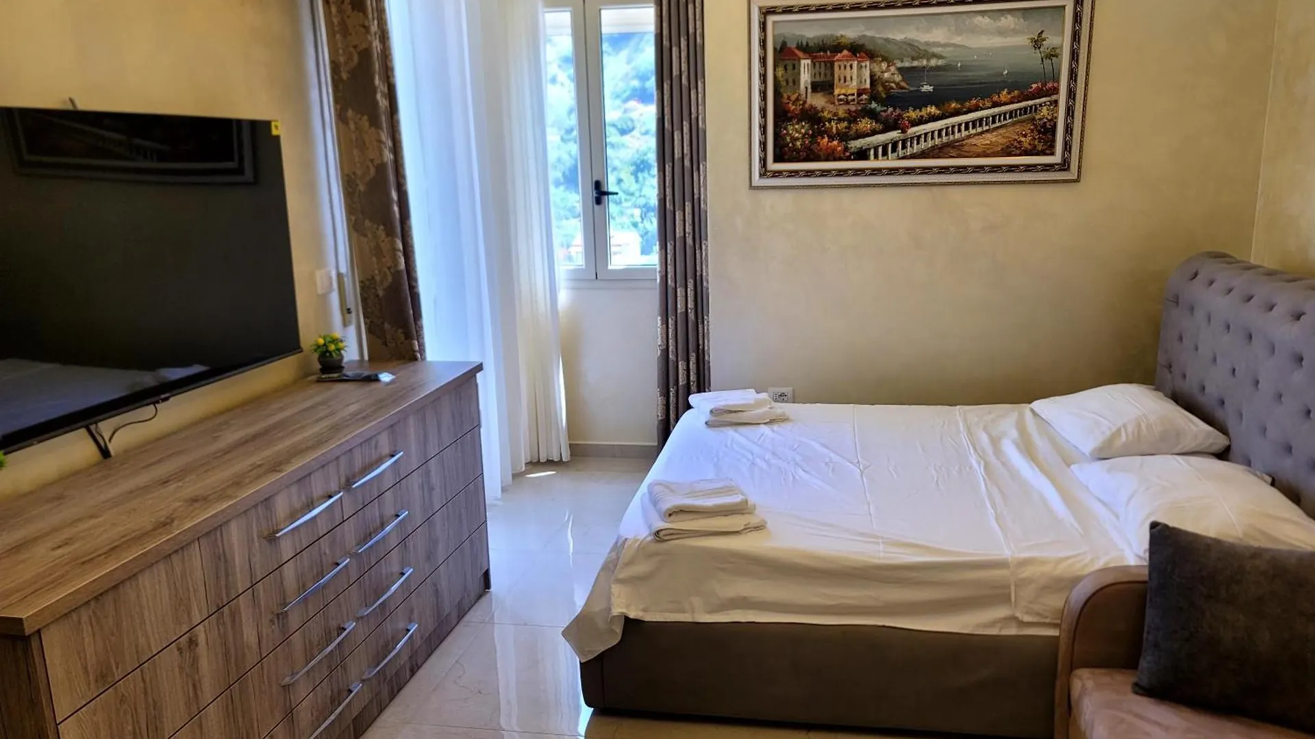 Newborn Apartments Lungomare Vlorë Albania