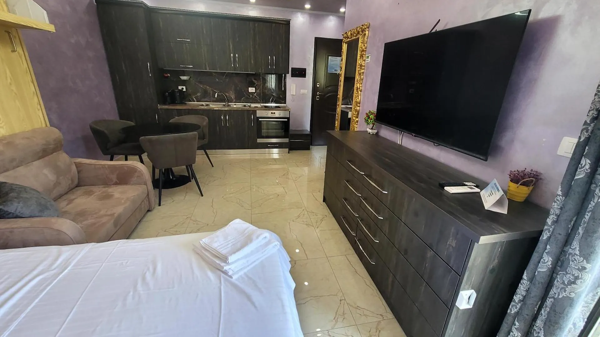 Newborn Apartments Lungomare Vlorë 0*,